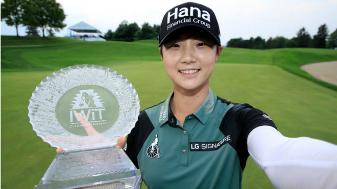 La coreana Sung Hyun Park, con el trofeo