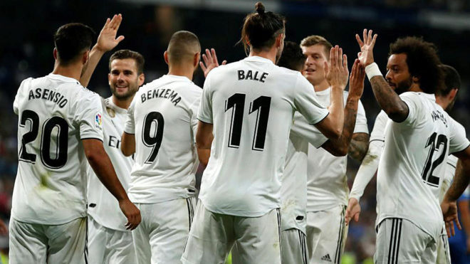 Los jugadores del Real Madrid celebran uno de los goles ante el...