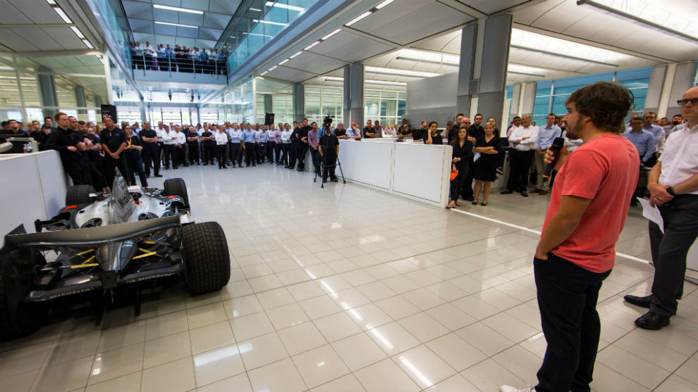 Alonso, de visita ayer en McLaren donde explic a los empleados que...