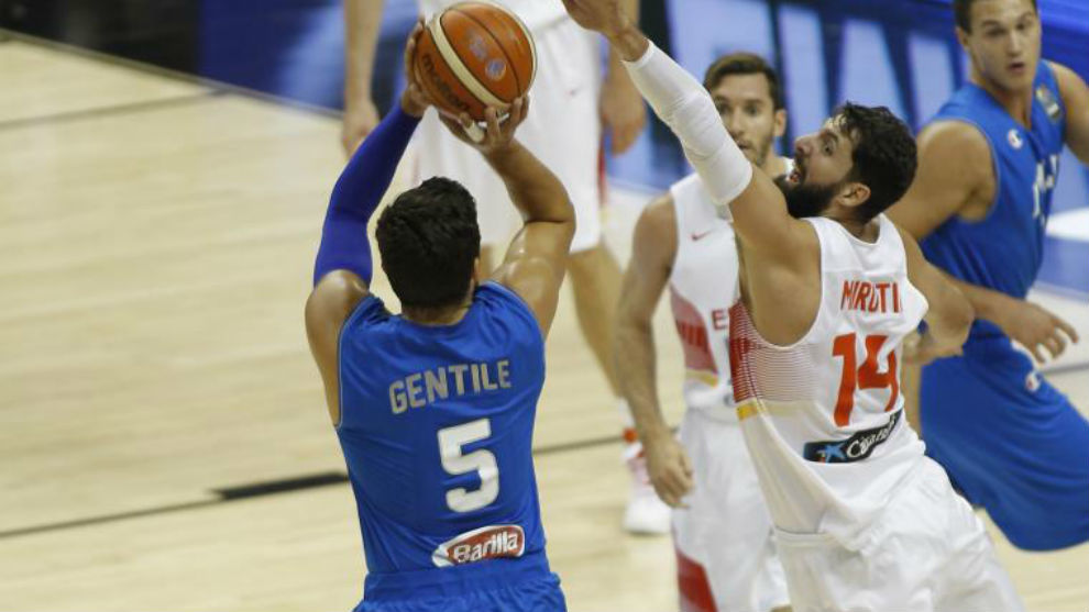 Alessandro Gentile lanza por encima de Nikola Mirotic en el EuroBasket...