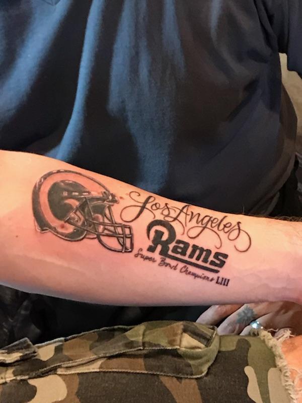 Tatuaje de un aficionado pronosticando que Los Angeles Rams ganarn...