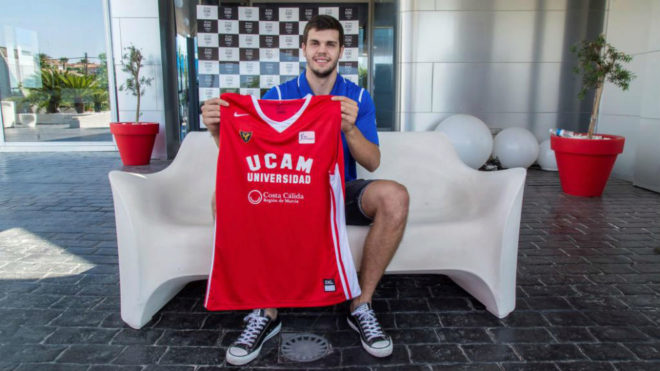 Dejan Todorovic posa con la nueva camiseta del UCAM Murcia