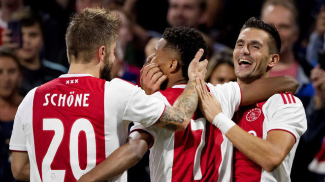 Schne y Tadic celebran uno de los goles del Ajax.