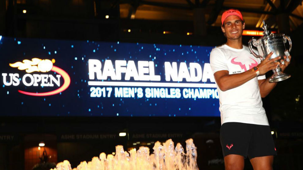 Rafael Nadal poses with the US Open 2017 championship trophy.