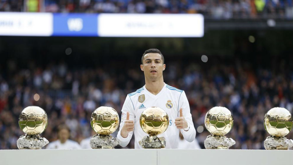 Cristiano posa con sus cinco Balones de Oro en el Santiago Bernabéu.