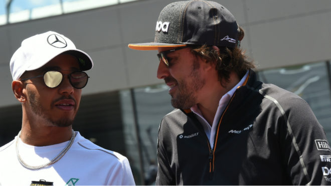Alonso habla con Hamilton.