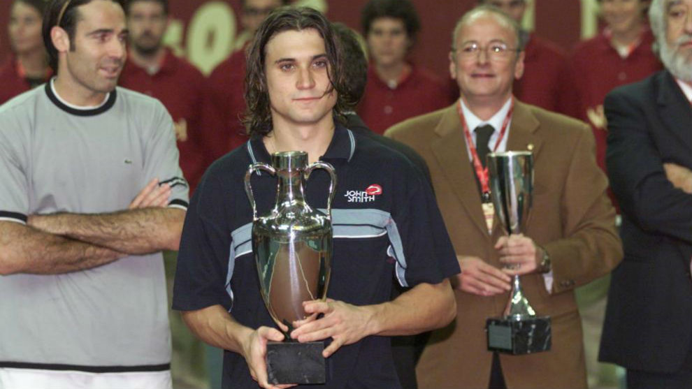 Ferrer, con el trofeo de campen del Masters nacional en 2002