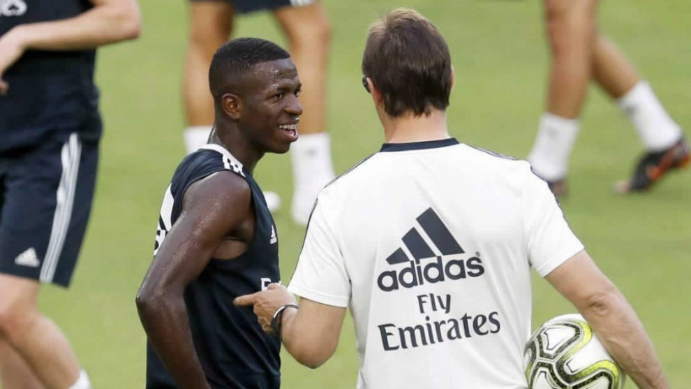 Vinicius en un entrenamiento del Real Madrid charla con Lopetegui.