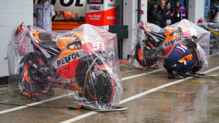 Las motos de Mrquez y Pedrosa protegidas de la lluvia.