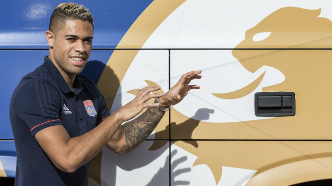 Mariano posa con el logo del Lyon.