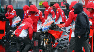 Miembros de Ducati, junto a la moto de Lorenzo, en Silverstone.
