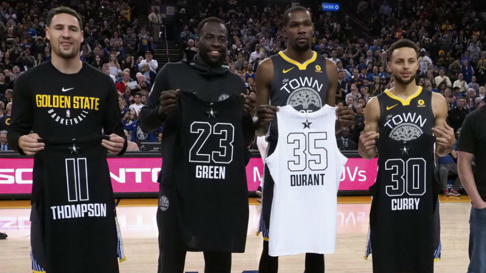 Klay Thompson, Draymond Green, Kevin Durant y Stephen Curry posan con...