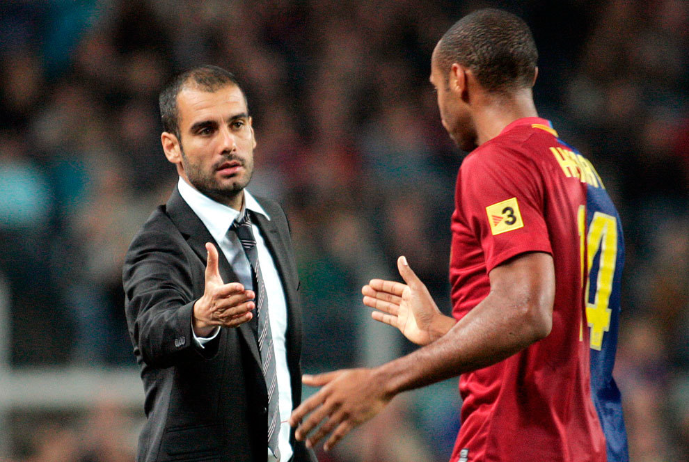 Guardiola choca la mano con Henry en un Barcelona-Almera de la Liga...