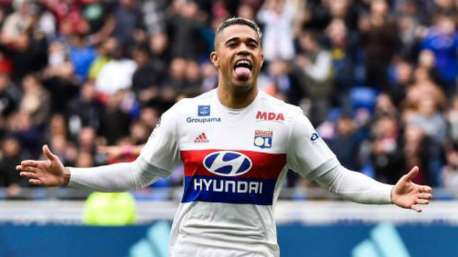 Mariano celebrates a goal for Lyon