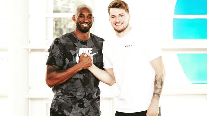 Luka Doncic junto a Kobe Bryant