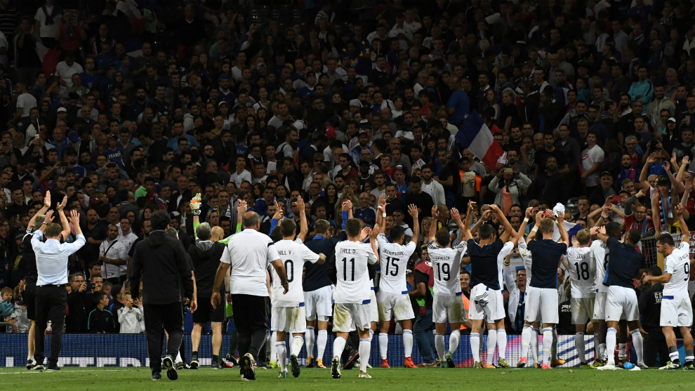 Los jugadores de Luxemburgo celebran el histrico empate frente a Francia