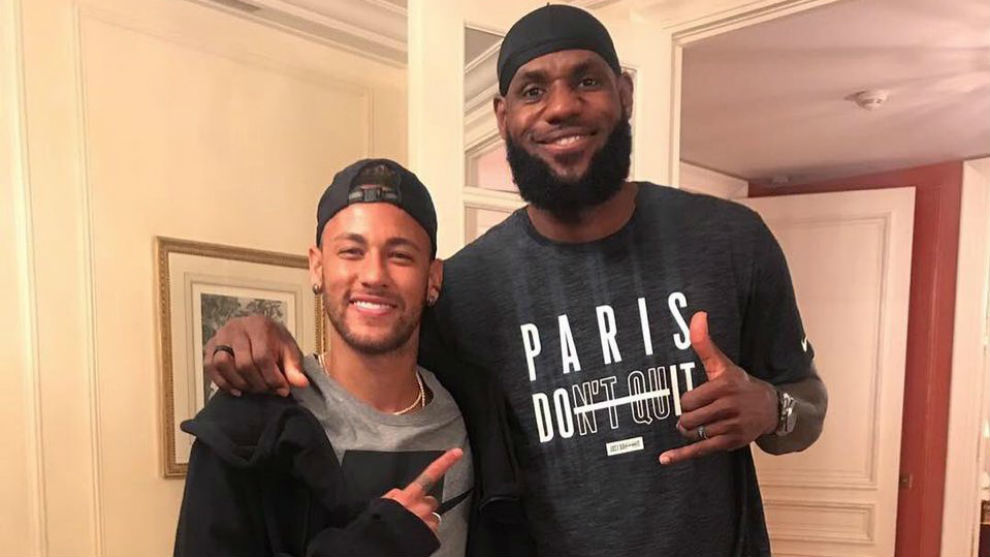 LeBron James posa junto a Neymar Jr