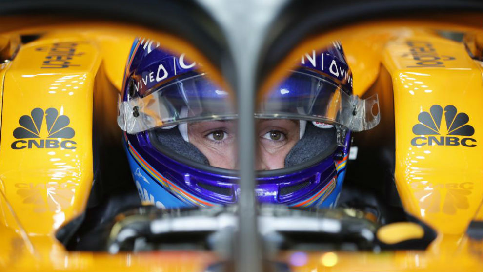 Fernando Alonso, en el &apos;cockpit&apos; del McLaren.