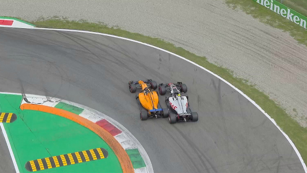 Momento en el que Alonso pasa a Magnussen en la curva 1, tras ser pasado previamente en la recta por el danés.