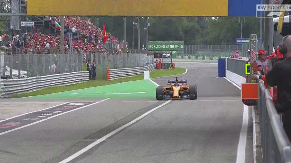 Alonso entra a boxes en Monza.