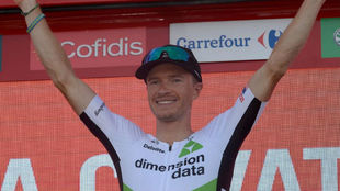 Ben King ene el podio como ganador de la Vuelta.