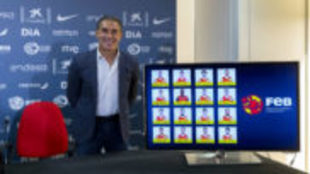 El seleccionador Sergio Scariolo posa junto a una imagen con los...