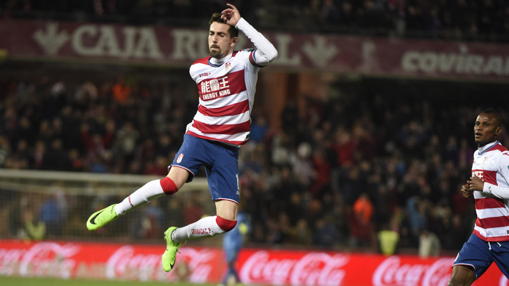 Isaac Cuenca celebra un gol con el Granada, su ltimo equipo en...
