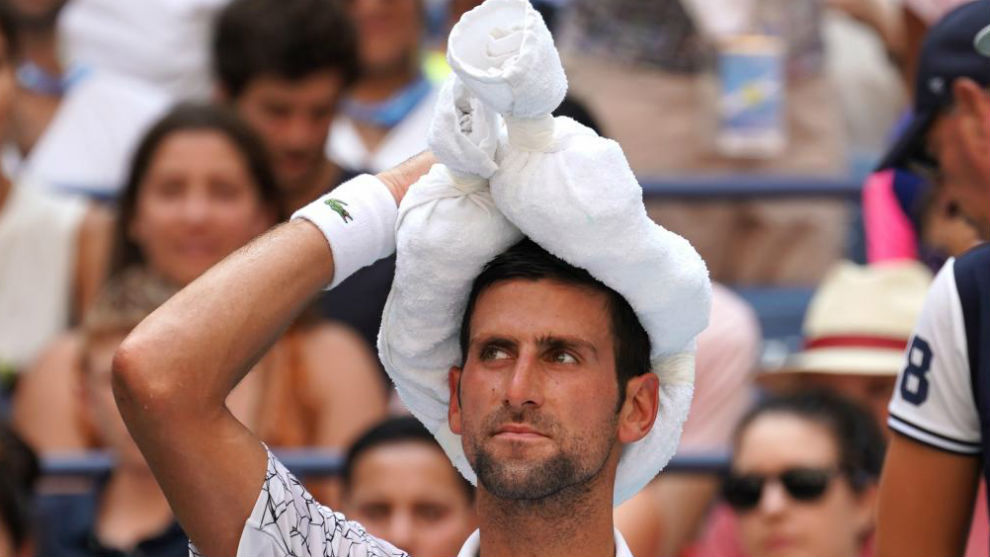 Djokovic, con una bolsa de hielo