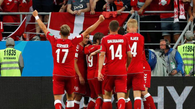 Los jugadores de Dinamarca celebran un gol durante el Mundial.