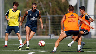 Benzema, durante el entrenamiento del Madrid.