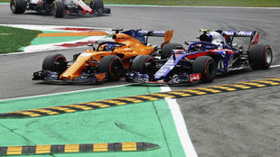 Momento del duelo Alonso-Gasly en Monza.