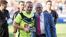 Nino recibe un homenaje a manos de Luis Sabalza, presidente de Osasuna