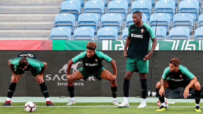 Carvalho, de pie, en el entrenamiento de Portugal de este mircoles.