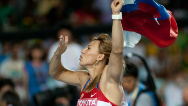Mara Abakmova celebra su oro mundial en Daegu 2011.