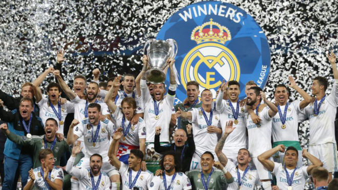 Los jugadores del Real Madrid levantan la tercera Champions...