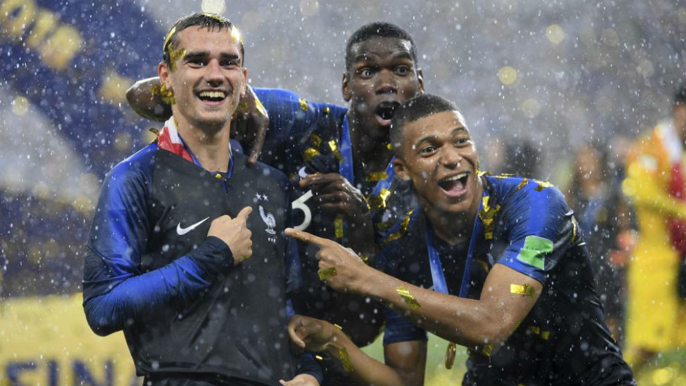 Griezmann, Pogba y Mbapp celebran el Mundial ganado por Francia.