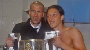zil posa con Zidane con la Copa del Rey lograda en 2011.