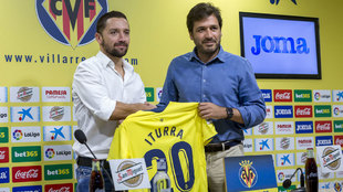 El chileno Iturra con la camiseta de su nuevo club, el Villarreal.