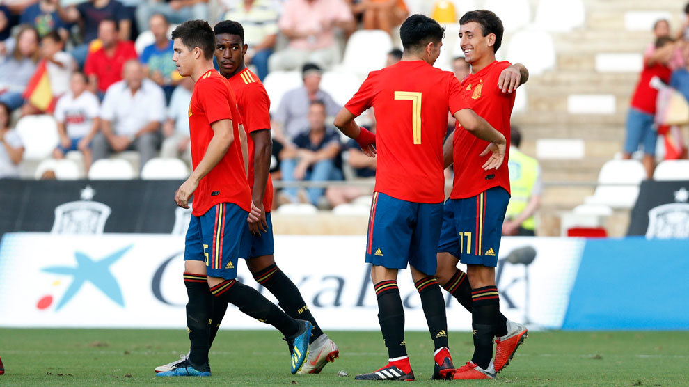 Oyarzabal celebra el primer gol de Espaa con Carlos Soler
