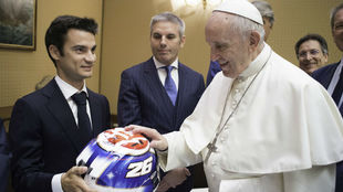 El Papa Francisco bendice el casco de Dani Pedrosa en la visita de los...
