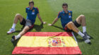 Marcos Alonso y Morata posan con la bandera de Espaa.