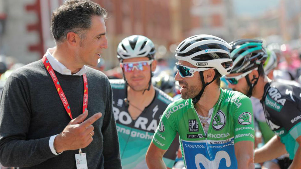 Valverde hablando con Indurain en la salida de la etapa.