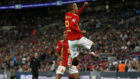 Rodrigo celebra su gol a Inglaterra mientras Thiago espera para...