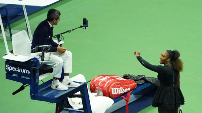 Serena Williams dialogando con Carlos Ramos, el juez de silla de la...
