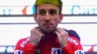 Simon Yates enfundndose el maillot rojo como lder de la Vuelta.