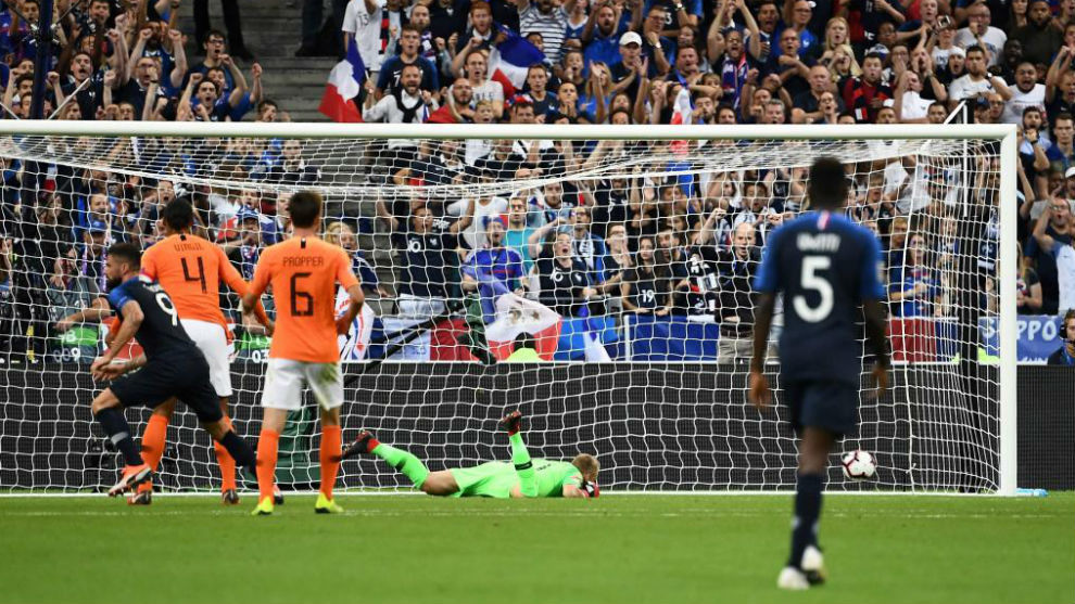 Giroud marca el gol de la victoria de Francia contra Holanda.