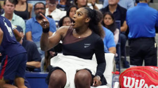 Serena Williams quejndose al juez de lnea durante la final del US...