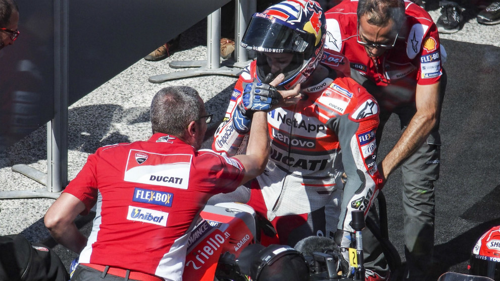 Andrea Dovizioso, recibido por los miembros de Ducati tras su victoria...