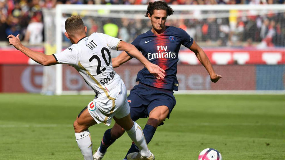 Rabiot recorta a Tait durante el partido del PSG contra el Angers