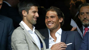 Novak Djokovic y Rafa Nadal, saludndose